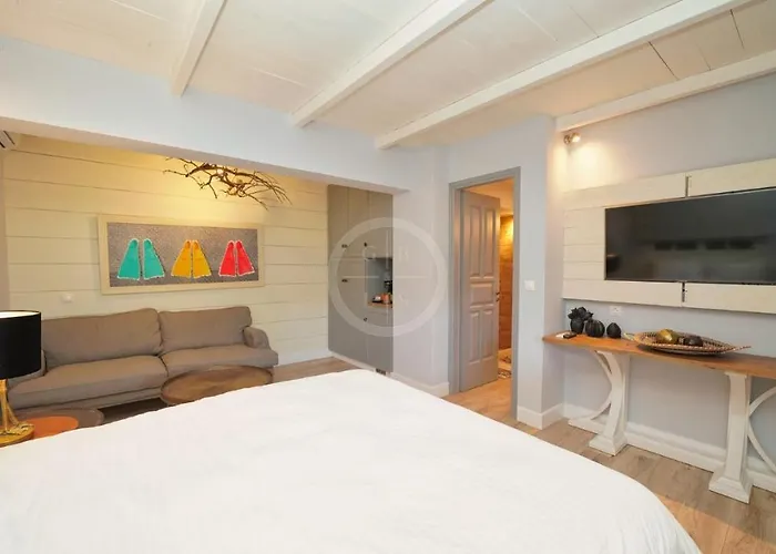 Villa Olive Grove Rock *